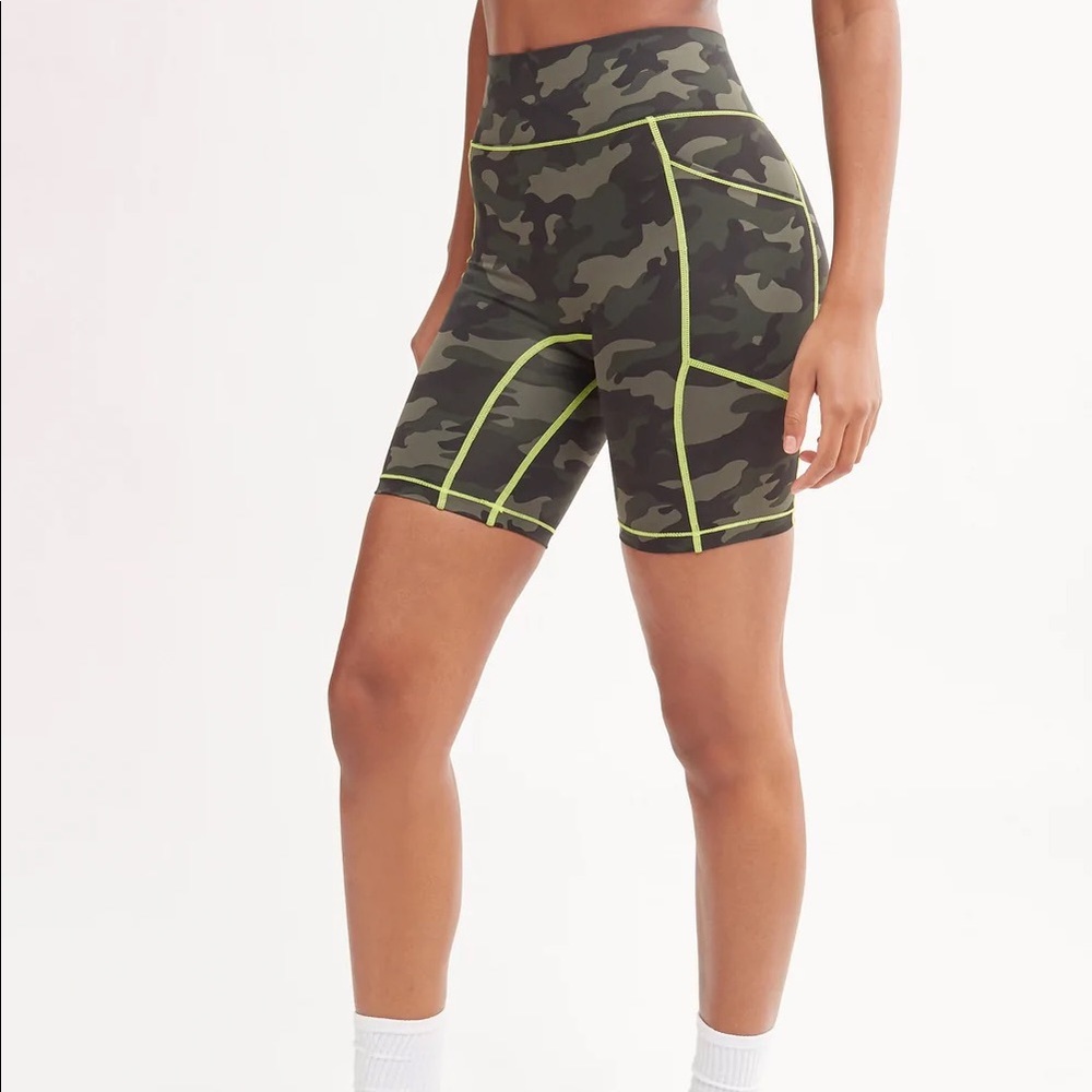 ALL ACCESS High Waisted Center Stage 9in Pocket Short